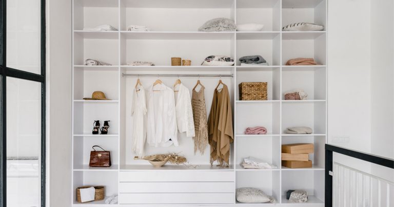 Combien de vêtements faut-il avoir dans son dressing ?